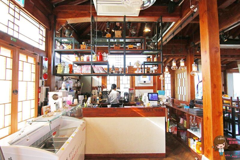 【濟州島咖啡館】AIYA Cafe 西歸浦城山日出峰 黑豬肉日出峰披薩 @Alina 愛琳娜
