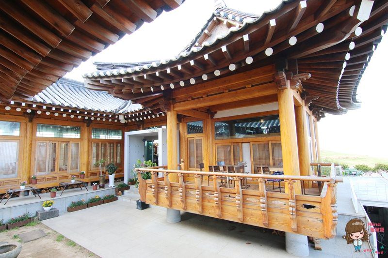 【濟州島咖啡館】AIYA Cafe 西歸浦城山日出峰 黑豬肉日出峰披薩 @Alina 愛琳娜