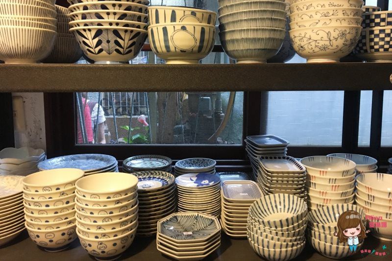 【台南景點】Gacha Box 台南巨型扭蛋機 貨櫃市集 日式食器餐盤 餐桌上的鹿早 @Alina 愛琳娜