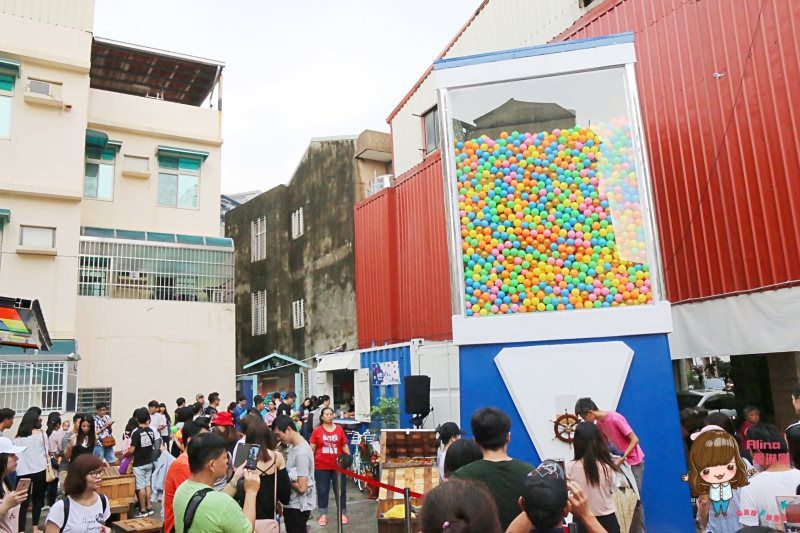【台南景點】Gacha Box 台南巨型扭蛋機 貨櫃市集 日式食器餐盤 餐桌上的鹿早 @Alina 愛琳娜