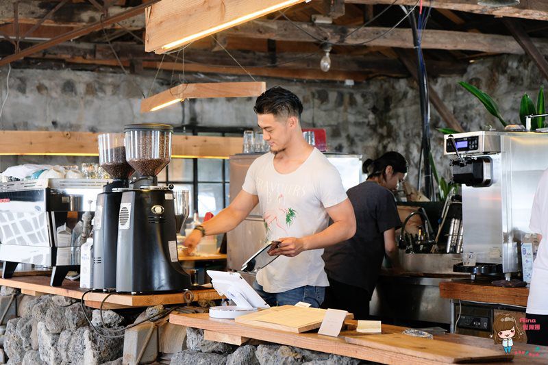 【濟州島咖啡館】Anthracite Coffee Roasters 廢墟工業風咖啡館 @Alina 愛琳娜 【濟州島咖啡館】Anthracite Coffee Roasters 廢墟工業風咖啡館 @Alina 愛琳娜
