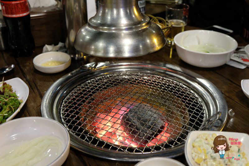 首爾弘大胖胖豬烤肉｜平價韓國烤肉，松阪豬烤豬腸好吃 @Alina 愛琳娜
