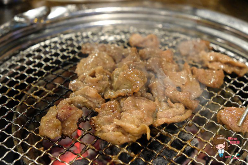 首爾弘大胖胖豬烤肉｜平價韓國烤肉，松阪豬烤豬腸好吃 @Alina 愛琳娜