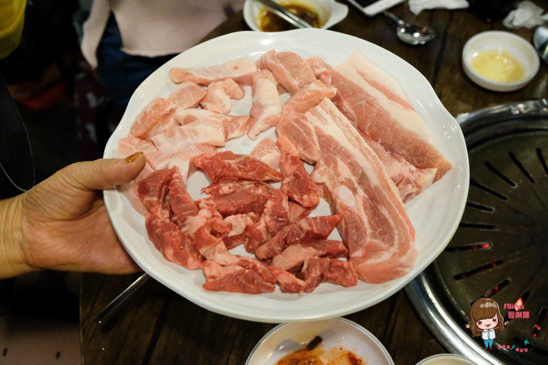 首爾弘大胖胖豬烤肉｜平價韓國烤肉，松阪豬烤豬腸好吃 @Alina 愛琳娜