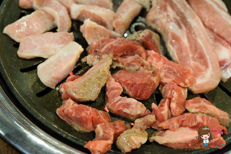 首爾弘大胖胖豬烤肉｜平價韓國烤肉，松阪豬烤豬腸好吃 @Alina 愛琳娜