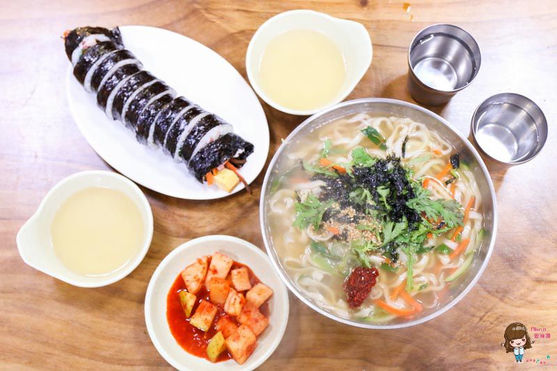 釜田市場釜山傳統小吃｜傳說中的手打刀削麵.麻藥紫菜王飯捲 @Alina 愛琳娜