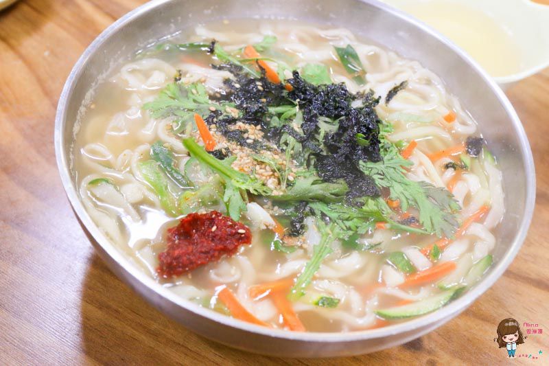 釜田市場釜山傳統小吃｜傳說中的手打刀削麵.麻藥紫菜王飯捲 @Alina 愛琳娜