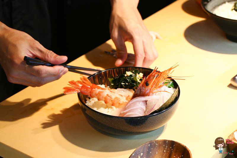 【台北食記】日向鮮漁場立喰屋 新鮮海味海鮮丼 價格實惠 立吞站食也可輕鬆坐吃 @Alina 愛琳娜 【台北食記】日向鮮漁場立喰屋 新鮮海味海鮮丼 價格實惠 立吞站食也可輕鬆坐吃 @Alina 愛琳娜