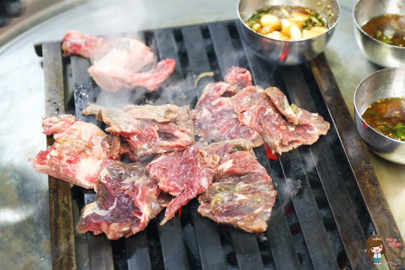 【首爾美食】新村站著吃烤肉 就要站著吃烤韓牛,兩份我也吃得下 @Alina 愛琳娜 【首爾美食】新村站著吃烤肉 就要站著吃烤韓牛,兩份我也吃得下 @Alina 愛琳娜