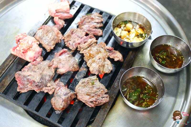 【首爾美食】新村站著吃烤肉 就要站著吃烤韓牛,兩份我也吃得下 @Alina 愛琳娜 【首爾美食】新村站著吃烤肉 就要站著吃烤韓牛,兩份我也吃得下 @Alina 愛琳娜