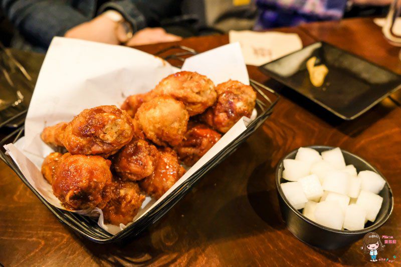 【首爾美食】橋村炸雞-弘大店交通+中文菜單,半半韓式炸雞韓國必吃 @Alina 愛琳娜