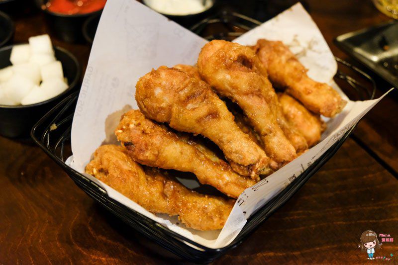 【首爾美食】橋村炸雞-弘大店交通+中文菜單,半半韓式炸雞韓國必吃 @Alina 愛琳娜