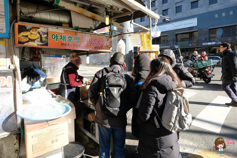 【首爾美食】南大門市場美食推薦 傳統小吃：黑糖餅蔬菜餅+肉包 @Alina 愛琳娜
