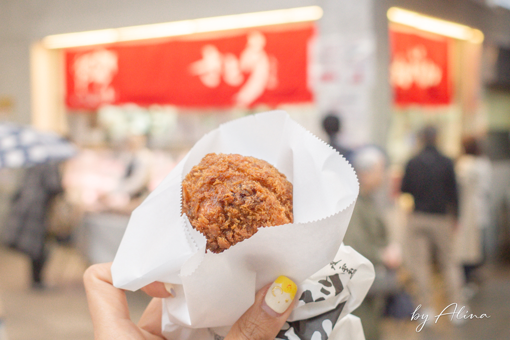 東京吉祥寺炸牛肉丸 SATOU｜外脆內嫩一咬就爆汁，一次買5顆更便宜 @Alina 愛琳娜