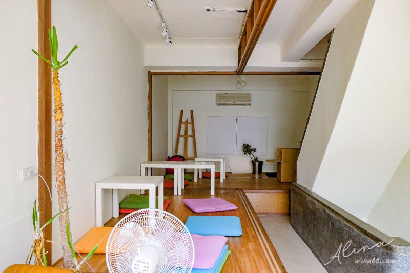 【台北咖啡廳】和日方常 holy cube 漢堡早午餐,萌寵貓咪店長萌寵 @Alina 愛琳娜