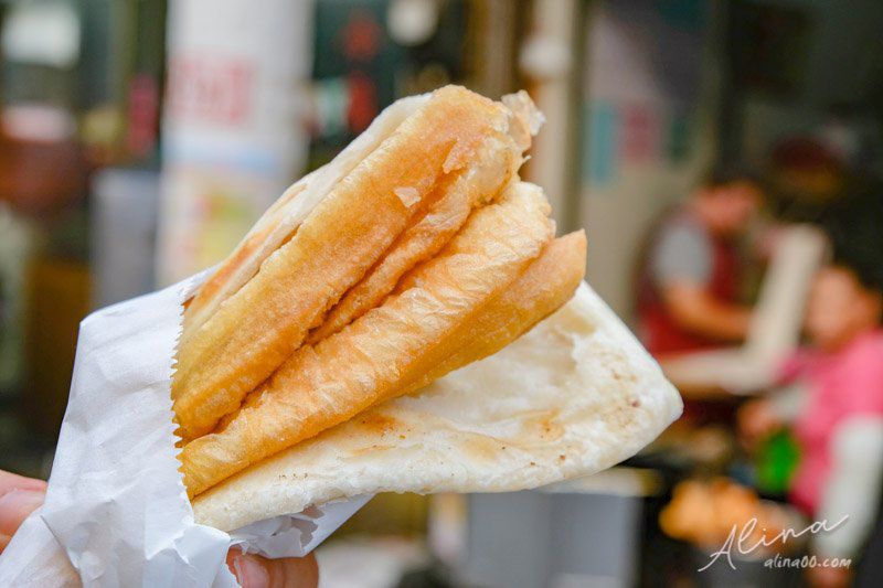 【澎湖美食】文康街 益豐豆漿店-燒餅油條,早餐街裡的熱門美食 @Alina 愛琳娜