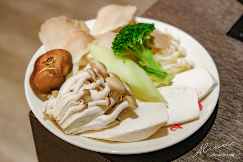 【台北美食】紅九九 個人鴛鴦鍋-市府店,四川麻辣鍋香麻不燥口 @Alina 愛琳娜 【台北美食】紅九九 個人鴛鴦鍋-市府店,四川麻辣鍋香麻不燥口 @Alina 愛琳娜