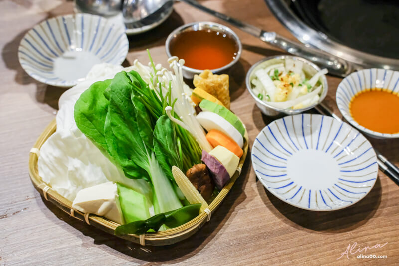 【台北美食】石石鍋創 石頭火鍋X火山烏骨雞,桂丁雞湯滋補養生 @Alina 愛琳娜 【台北美食】石石鍋創 石頭火鍋X火山烏骨雞,桂丁雞湯滋補養生 @Alina 愛琳娜