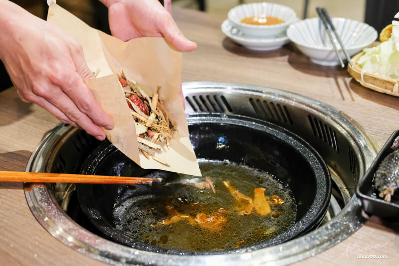 【台北美食】石石鍋創 石頭火鍋X火山烏骨雞,桂丁雞湯滋補養生 @Alina 愛琳娜 【台北美食】石石鍋創 石頭火鍋X火山烏骨雞,桂丁雞湯滋補養生 @Alina 愛琳娜