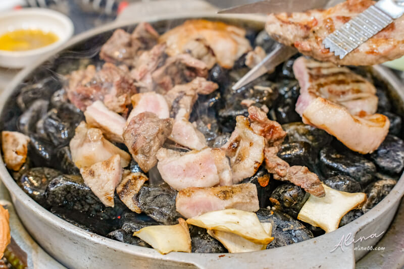 首爾小豬撲滿烤肉|弘大存錢筒石頭烤肉店,附中文菜單 @Alina 愛琳娜 首爾小豬撲滿烤肉|弘大存錢筒石頭烤肉店,附中文菜單 @Alina 愛琳娜
