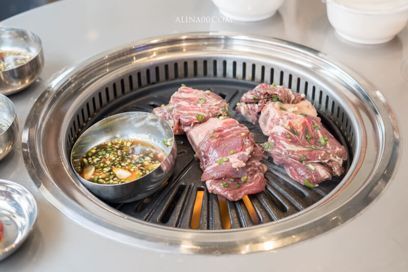 【台北美食】新村站著吃烤肉台北店|鐵桶韓國烤肉訂位免排隊 @Alina 愛琳娜 【台北美食】新村站著吃烤肉台北店|鐵桶韓國烤肉訂位免排隊 @Alina 愛琳娜