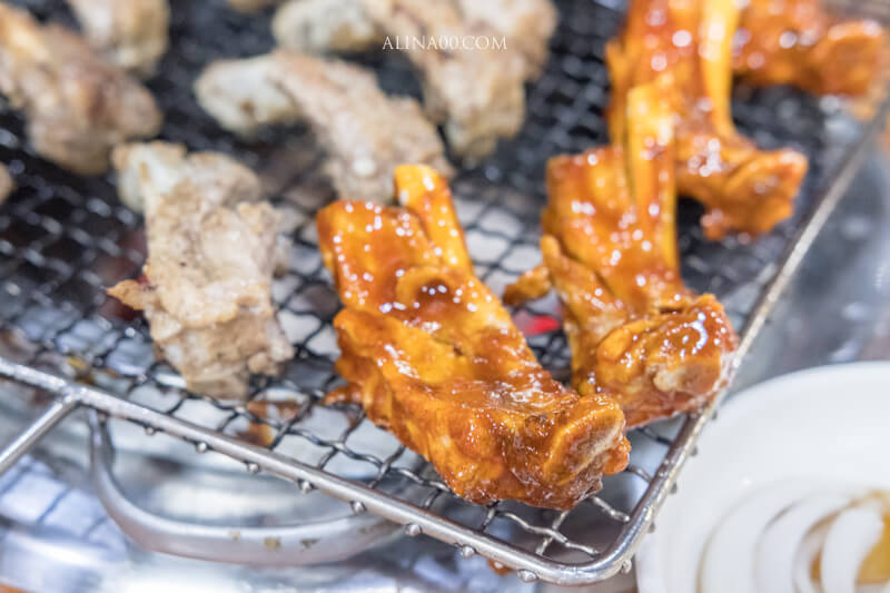 釜山烤肋排｜西面必吃美食：鹽烤肋排、甜辣BBQ烤肉味 @Alina 愛琳娜