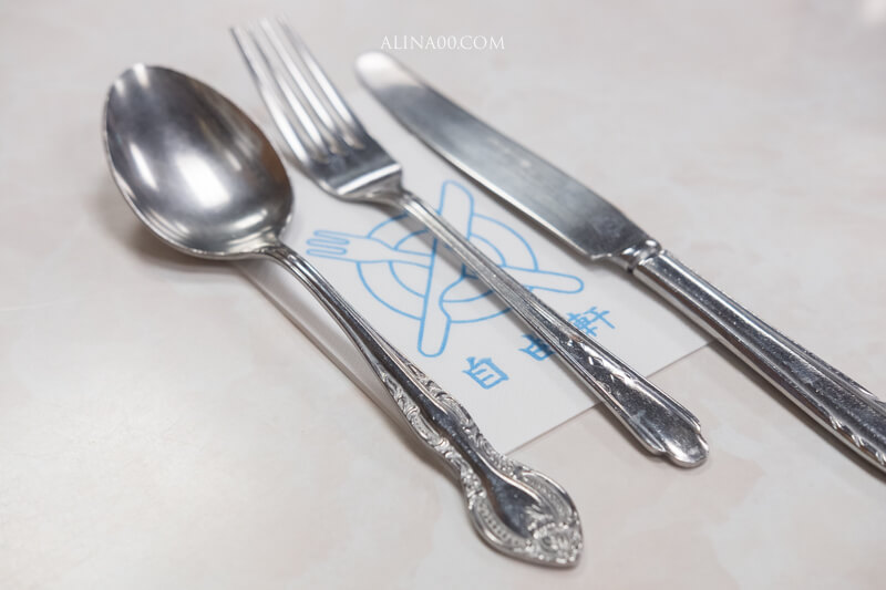 【大阪美食】難波 自由軒 月見咖哩飯,名物生雞蛋拌醬油 @Alina 愛琳娜 【大阪美食】難波 自由軒 月見咖哩飯,名物生雞蛋拌醬油 @Alina 愛琳娜