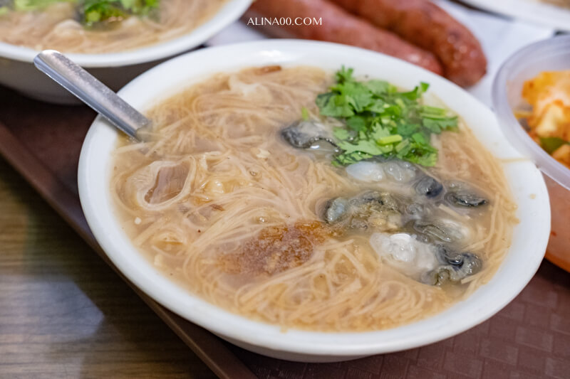 【板橋美食】油庫口麵線 ｜烤香腸+泡菜經典絕配的人氣小吃 @Alina 愛琳娜