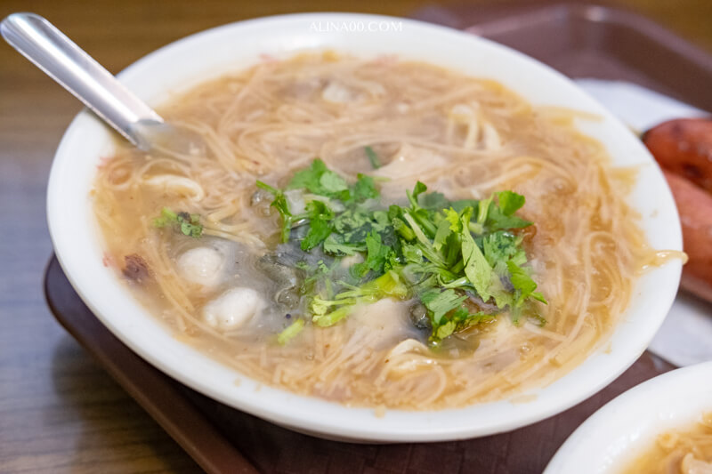 【板橋美食】油庫口麵線 ｜烤香腸+泡菜經典絕配的人氣小吃 @Alina 愛琳娜