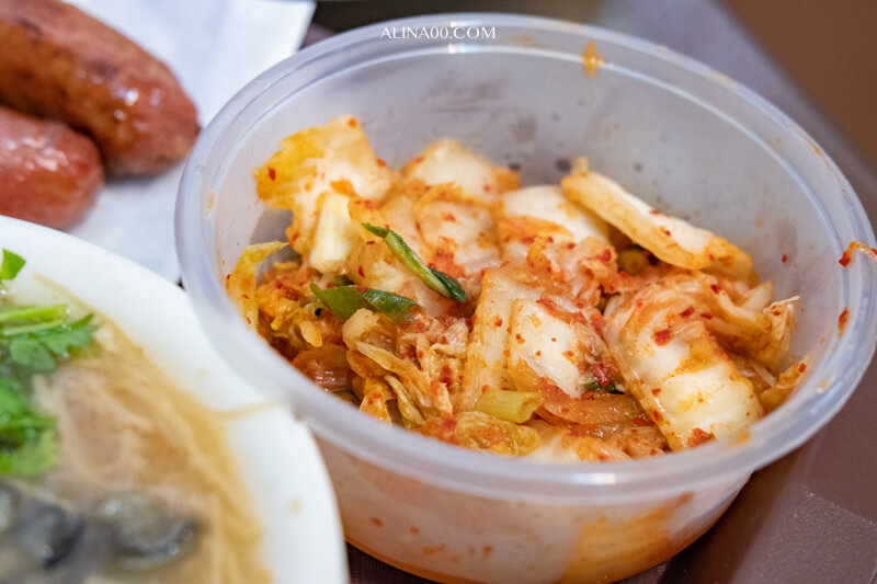 【板橋美食】油庫口麵線 ｜烤香腸+泡菜經典絕配的人氣小吃 @Alina 愛琳娜