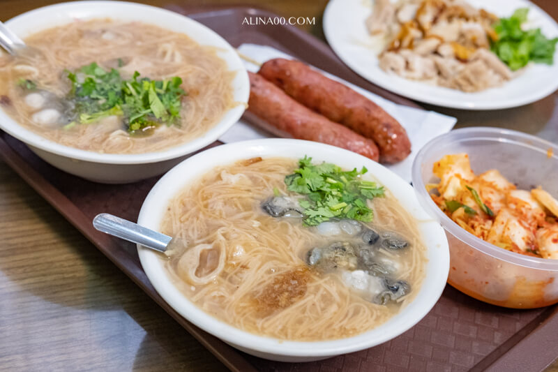 【板橋美食】油庫口麵線 ｜烤香腸+泡菜經典絕配的人氣小吃 @Alina 愛琳娜