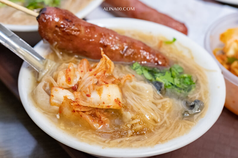 【板橋美食】油庫口麵線 ｜烤香腸+泡菜經典絕配的人氣小吃 @Alina 愛琳娜