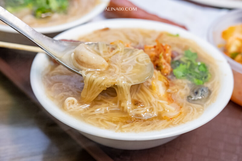 【板橋美食】油庫口麵線 ｜烤香腸+泡菜經典絕配的人氣小吃 @Alina 愛琳娜