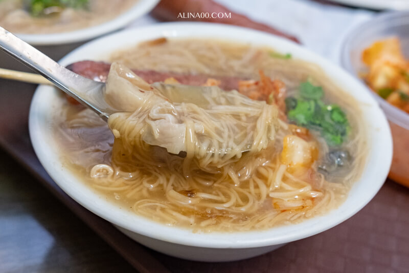 【板橋美食】油庫口麵線 ｜烤香腸+泡菜經典絕配的人氣小吃 @Alina 愛琳娜