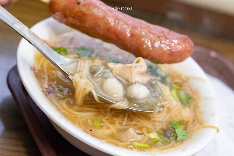 【板橋美食】油庫口麵線 ｜烤香腸+泡菜經典絕配的人氣小吃 @Alina 愛琳娜