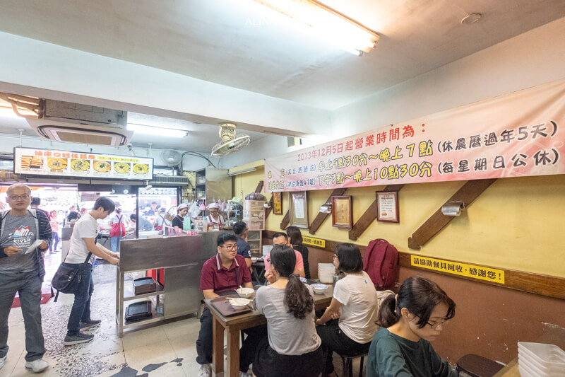 【板橋美食】油庫口麵線 ｜烤香腸+泡菜經典絕配的人氣小吃 @Alina 愛琳娜