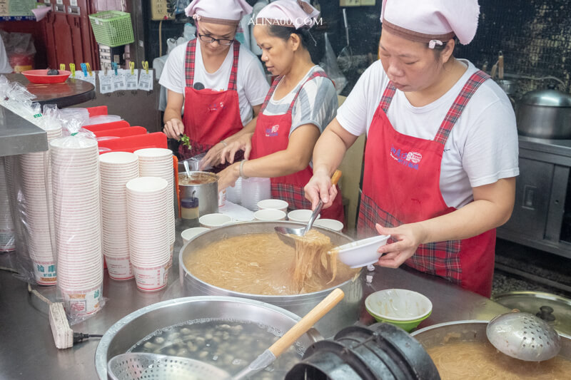 【板橋美食】油庫口麵線 ｜烤香腸+泡菜經典絕配的人氣小吃 @Alina 愛琳娜