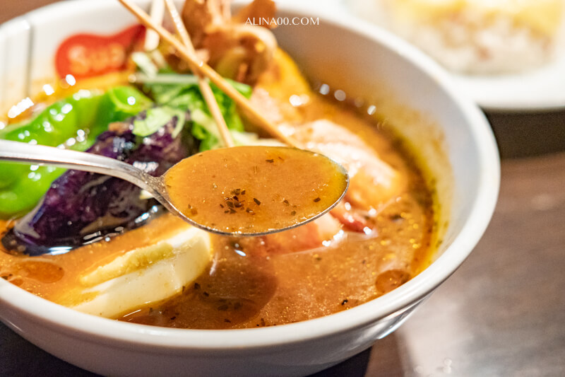 【北海道美食】札幌 湯咖哩Suage+ 招牌知床雞肉咖哩好吃！ @Alina 愛琳娜