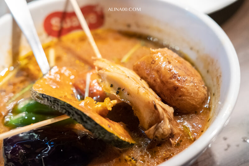 【北海道美食】札幌 湯咖哩Suage+ 招牌知床雞肉咖哩好吃！ @Alina 愛琳娜