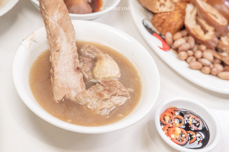 【桃園美食】黃亞細肉骨茶 大江購物中心｜套餐配潮州滷味最對味 @Alina 愛琳娜