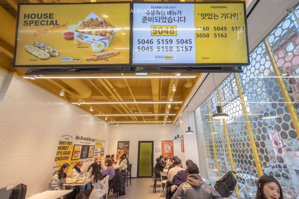 【首爾美食】 No Brand Burger 漢堡弘大店｜韓國超市速食品牌 @Alina 愛琳娜