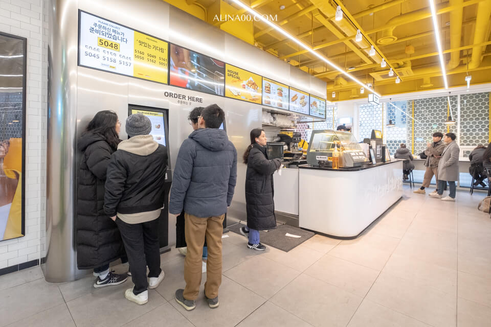 【首爾美食】 No Brand Burger 漢堡弘大店|韓國超市速食品牌 @Alina 愛琳娜 【首爾美食】 No Brand Burger 漢堡弘大店|韓國超市速食品牌 @Alina 愛琳娜