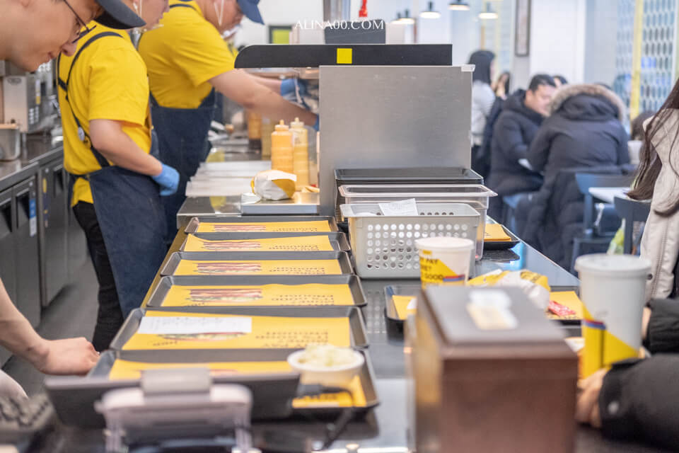 【首爾美食】 No Brand Burger 漢堡弘大店|韓國超市速食品牌 @Alina 愛琳娜 【首爾美食】 No Brand Burger 漢堡弘大店|韓國超市速食品牌 @Alina 愛琳娜