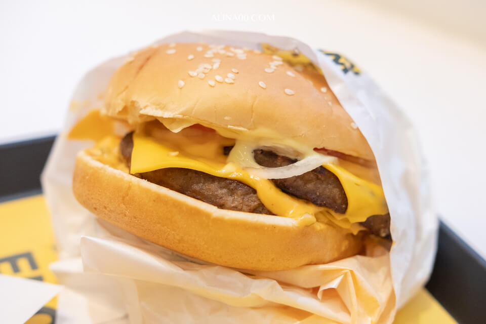 【首爾美食】 No Brand Burger 漢堡弘大店｜韓國超市速食品牌 @Alina 愛琳娜