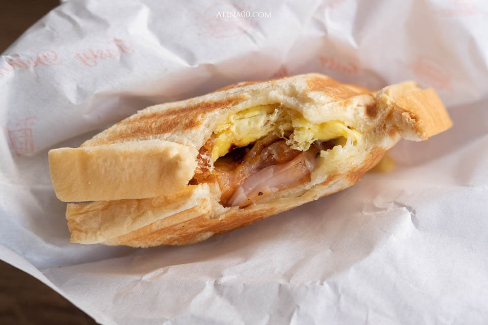 【台北美食】內湖-可來富麵包蛋餅店 ｜手工双蛋千層蛋餅香酥好吃 @Alina 愛琳娜
