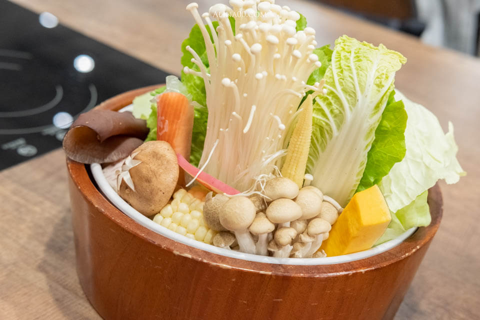 【台北美食】內湖上官木桶鍋 ｜痛風火鍋海鮮船、美味牛肉盤 @Alina 愛琳娜
