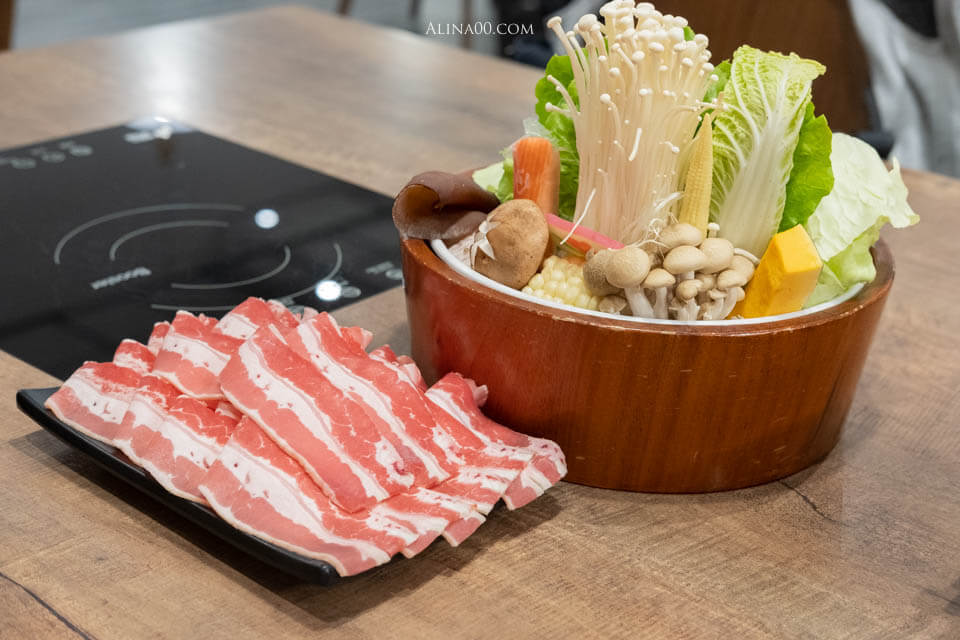 【台北美食】內湖上官木桶鍋 |痛風火鍋海鮮船、美味牛肉盤 @Alina 愛琳娜 【台北美食】內湖上官木桶鍋 |痛風火鍋海鮮船、美味牛肉盤 @Alina 愛琳娜