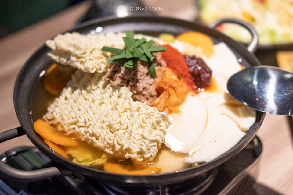 【台北美食】男宅韓館 돼지곱창|韓式烤腸半半+泡菜鍋韓味十足 @Alina 愛琳娜 【台北美食】男宅韓館 돼지곱창|韓式烤腸半半+泡菜鍋韓味十足 @Alina 愛琳娜