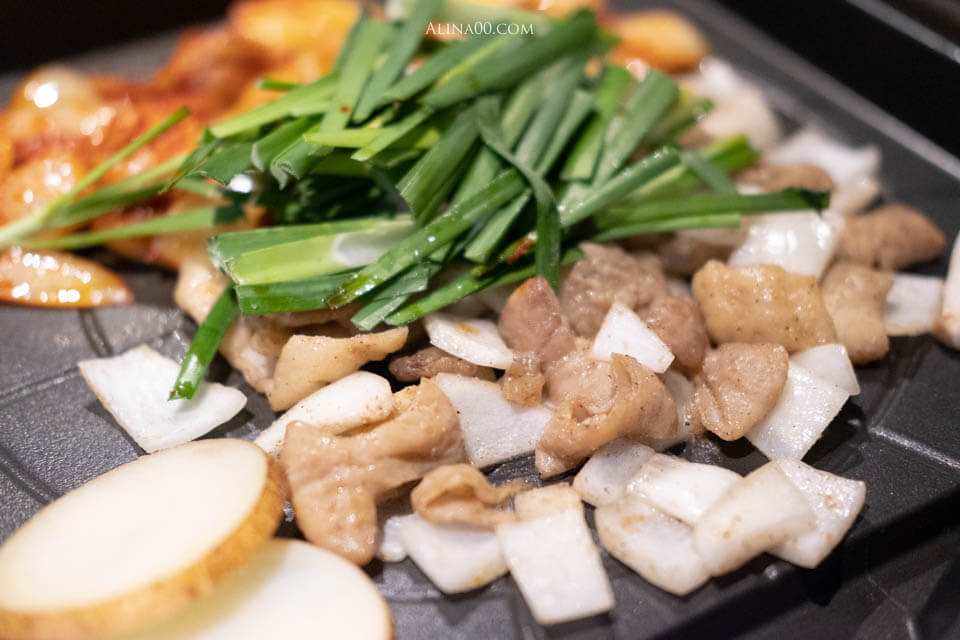 【台北美食】男宅韓館 돼지곱창|韓式烤腸半半+泡菜鍋韓味十足 @Alina 愛琳娜 【台北美食】男宅韓館 돼지곱창|韓式烤腸半半+泡菜鍋韓味十足 @Alina 愛琳娜