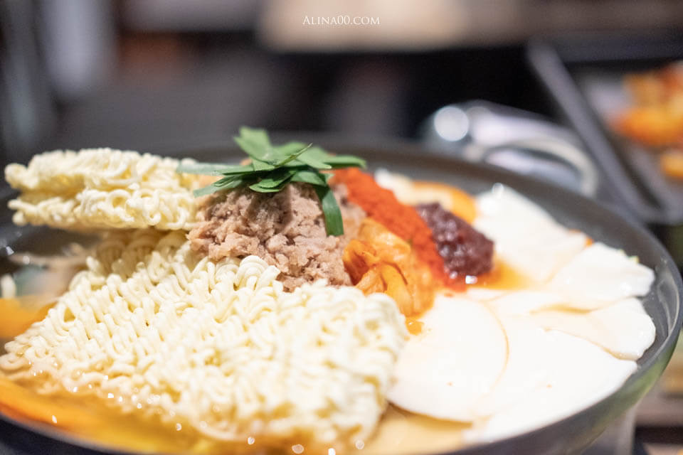 【台北美食】男宅韓館 돼지곱창|韓式烤腸半半+泡菜鍋韓味十足 @Alina 愛琳娜 【台北美食】男宅韓館 돼지곱창|韓式烤腸半半+泡菜鍋韓味十足 @Alina 愛琳娜